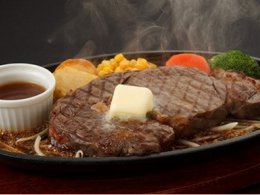 豪華なステーキやハンバーグが、充実の食べ放題セット付きで８８０円～。