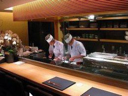 ■　愛知こだわりの逸品　■名古屋の繁華街の中心部、東京第一ホテル錦の１階にある名古屋コーチン鳥しげ。鳥の卸直営でほぼ毎日、新鮮なコーチンのお造りも食べる事が出来ます。落ち着いた雰囲気の中で、女性のお客様も安心してご利用頂けます。又、店舗の建材から塩・調味料・野菜・海産物・もちろん鶏肉に至る食材を愛知産にこだわり、使っていただく器も常滑焼や瀬戸焼を使用。何から何まで「愛知県」。